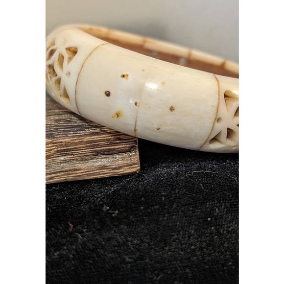 Vintage 50s Art Deco Cream Carved Bone Chunky 8" Bangle Bracelet - Picture 1 of 10